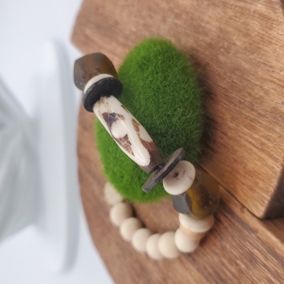 Wooden Carved Bracelet B3010 - Picture 1 of 3